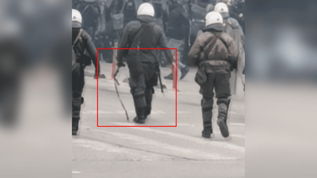 Ερωτήματα για το νέο… αξεσουάρ αστυνομικού του Χρυσοχοΐδη στην πορεία για τα Τέμπη (Video)