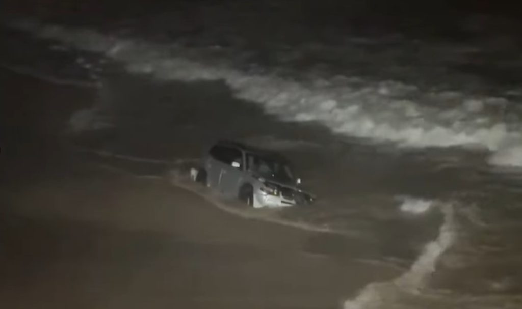 Τρελή καταδίωξη στις ΗΠΑ: Κατέληξε στη θάλασσα το αυτοκίνητο – «Άφησέ τους να σε σώσουν» (Video)