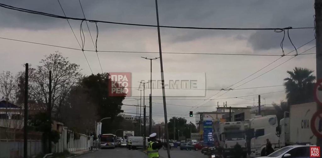 Μετ’ εμποδίων η κυκλοφορία στην Πειραιώς λόγω κλίσης σε πυλώνα φωτισμού (Video)