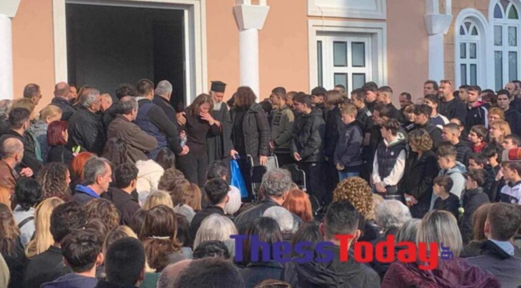 Αλεξανδρούπολη: Σπαρακτικές εικόνες στην κηδεία του 14χρονου που σκοτώθηκε για μία selfie – «Δύσκολη στιγμή για εμάς»