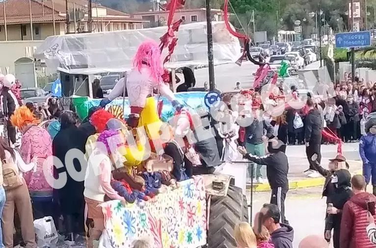 Εικόνες ντροπής σε ομοφοβικό καρναβάλι στην Κέρκυρα – Έκαψαν φιγούρα του Στέφανου Κασσελάκη! (Video)