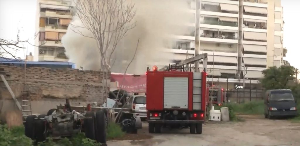 Κάτω Πατήσια: Φωτιά σε υπαίθριο χώρο – Εκρήξεις σε εγκαταλελειμμένα οχήματα (Video)