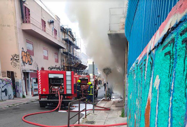 Φωτιά σε εγκαταλελειμμένο κτίριο στο κέντρο της Αθήνας (Photos)