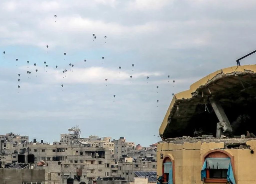 Γάζα: «Επεσε σαν πύραυλος!» – Πακέτο ανθρωπιστικής βοήθειας από αέρος σκότωσε 5 Παλαιστίνιους