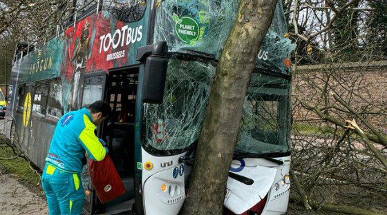 Βέλγιο: Τουριστικό λεωφορείο προσέκρουσε σε δέντρο στις Βρυξέλλες