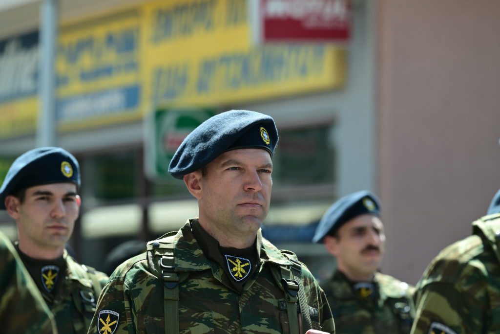 Ο Στέφανος Κασσελάκης παρήλασε στη Θήβα για την εθνική επέτειο (Video – Photos)