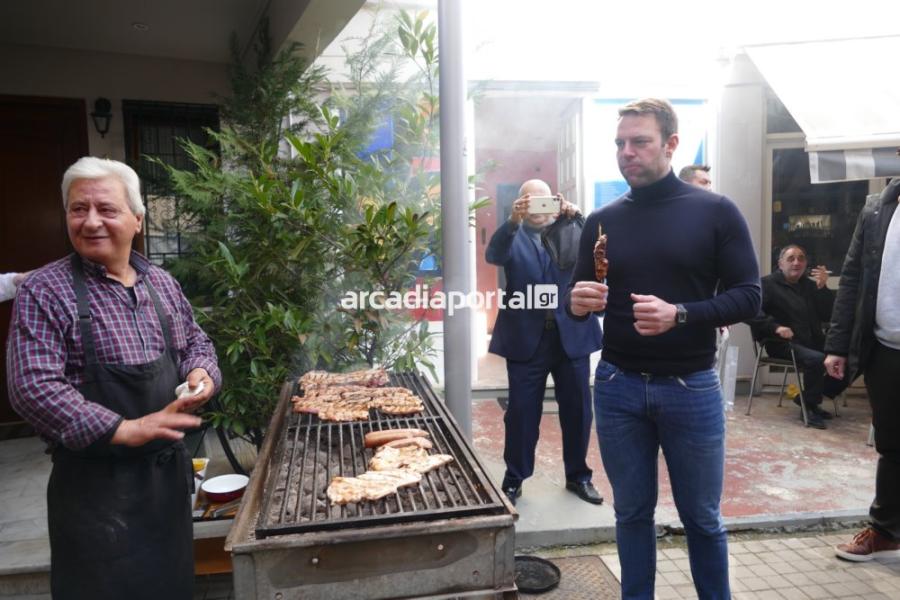 Στέφανος Κασσελάκης: Τσικνοπέμπτη στην Αρκαδία – Συνομίλησε με κατοίκους και «τίμησε» τα σουβλάκια