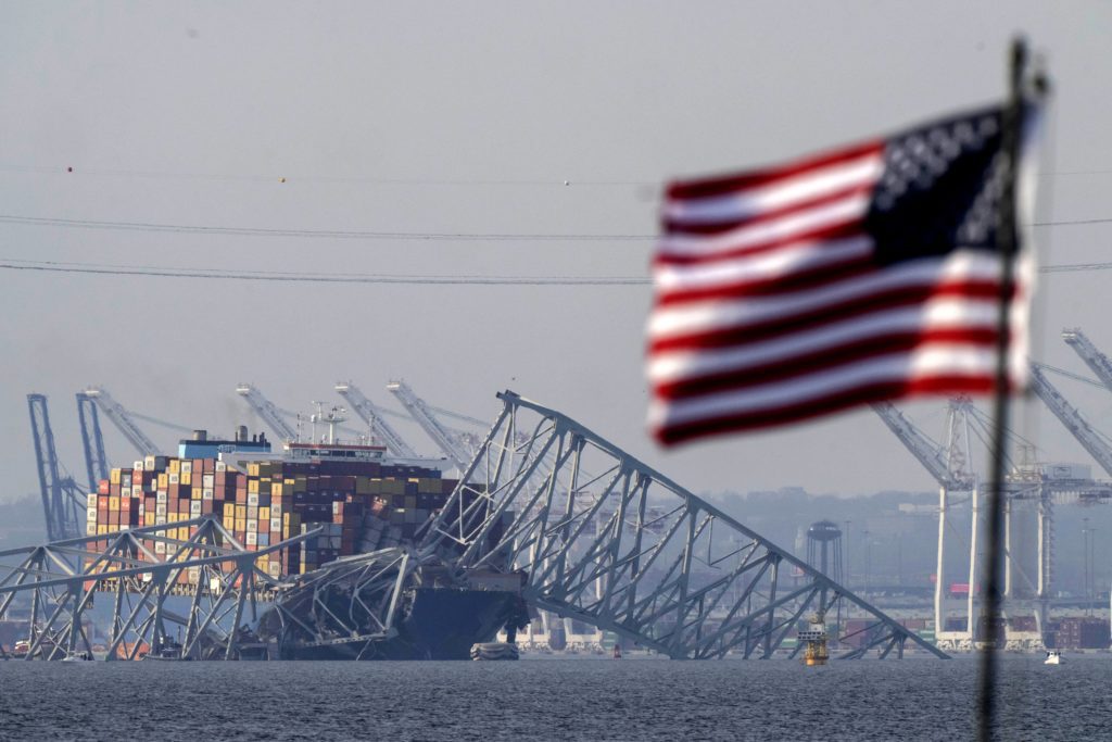 Washington Post: «Το mayday του πλοίου πριν την πρόσκρουση στη γέφυρα έσωσε ζωές»