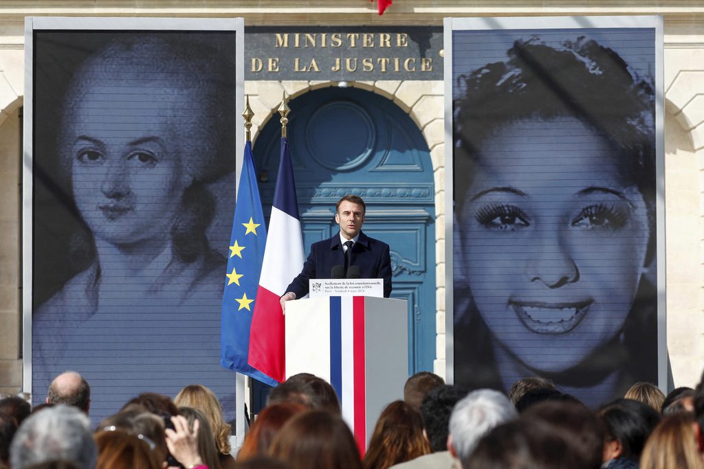 Γαλλία: Ο Μακρόν θέλει να κατοχυρώσει την άμβλωση στον Χάρτη Θεμελιωδών Δικαιωμάτων της Ευρωπαϊκής Ένωσης