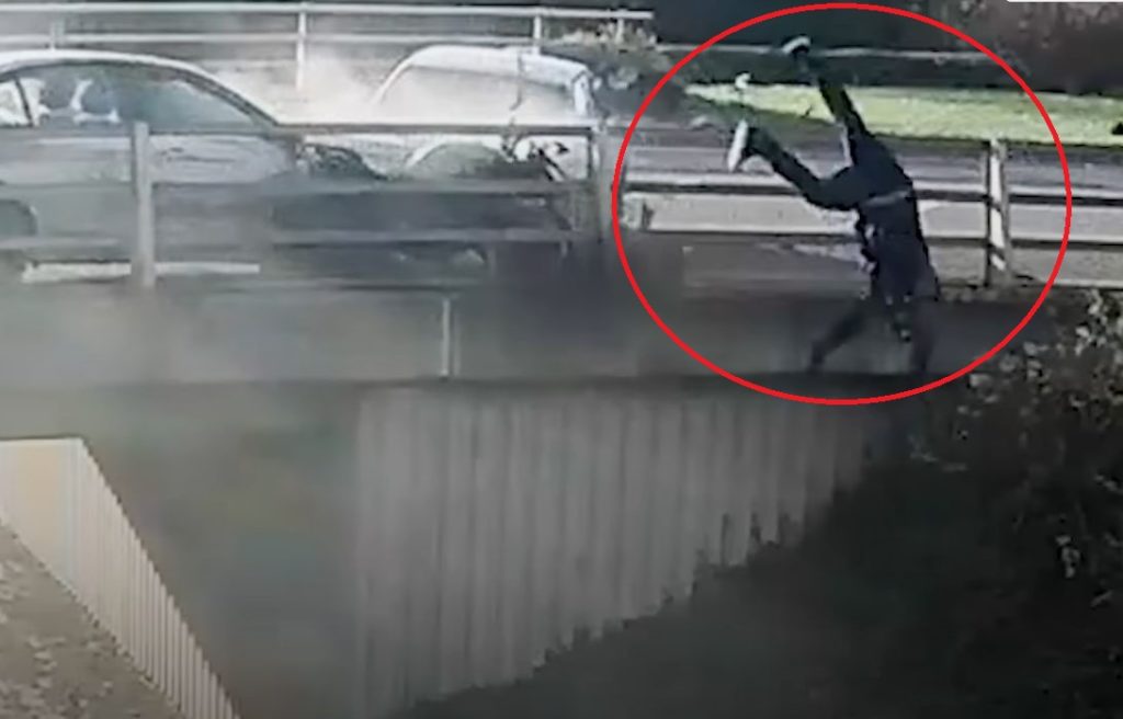 Μοτοσικλετιστής στον… «αέρα», έπεσε από γέφυρα για να αποφύγει ΙΧ – Σοκαριστικές εικόνες (Video)