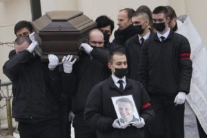 Κηδεία Ναβάλνι: Πλήθος κόσμου για το τελευταίο «αντίο» &#8211; Φόβοι για μαζικές συλλήψεις (Video)