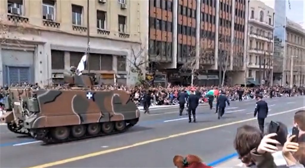 Παρέλαση 25ης Μαρτίου: Μπήκαν μπροστά σε άρμα μάχης με τη σημαία της Παλαιστίνης (Video)