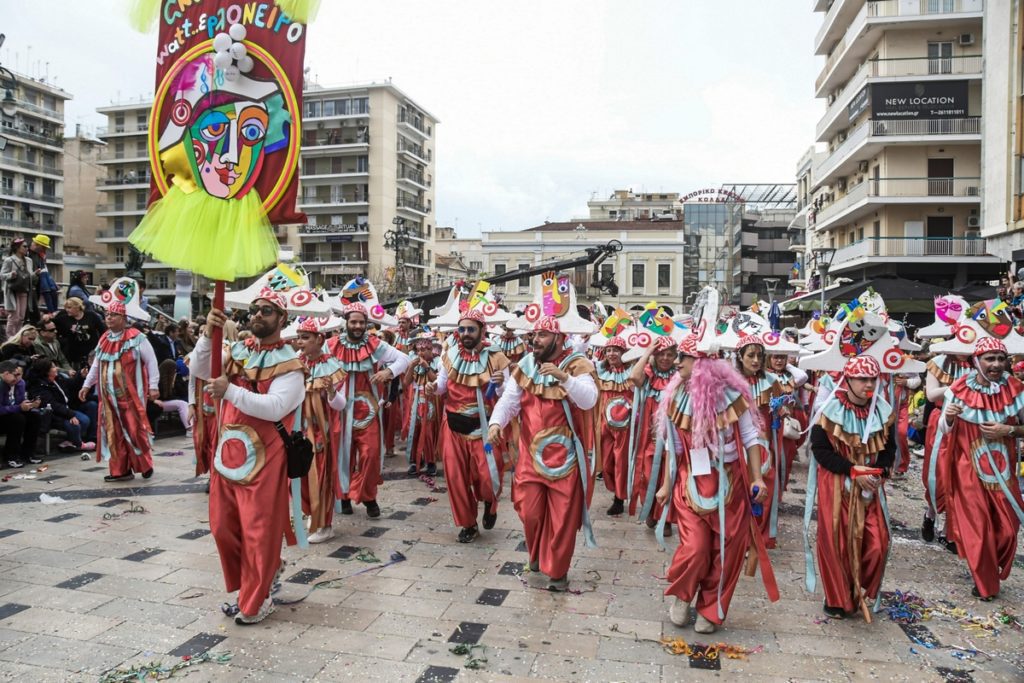 Πάτρα: Πάνω από 60.000 καρναβαλιστές προσέφεραν για έξι ώρες ένα φαντασμαγορικό θέαμα