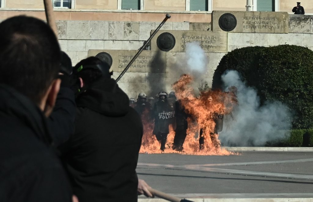 Σοβαρά επεισόδια στο πανεκπαιδευτικό συλλαλητήριο – Μολότοφ, χημικά και τραυματίες στη Βουλή (Video – Photos)