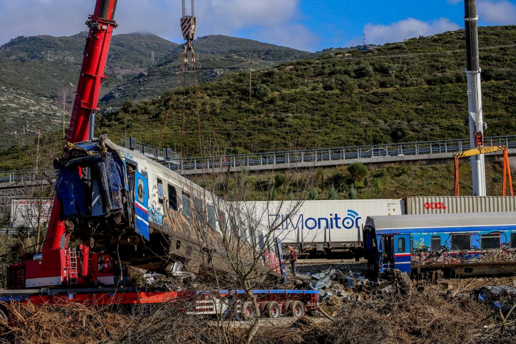 Έγκλημα Τέμπη: Επιμένουν στο ανθρώπινο λάθος ΟΣΕ και Hellenic Train – Ξεκίνησε η πρώτη αστική δίκη