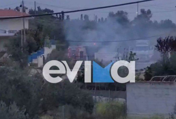 Χαλκίδα: Εκρήξεις μετά από φωτιά σε αποθήκη σε κατοικημένη περιοχή