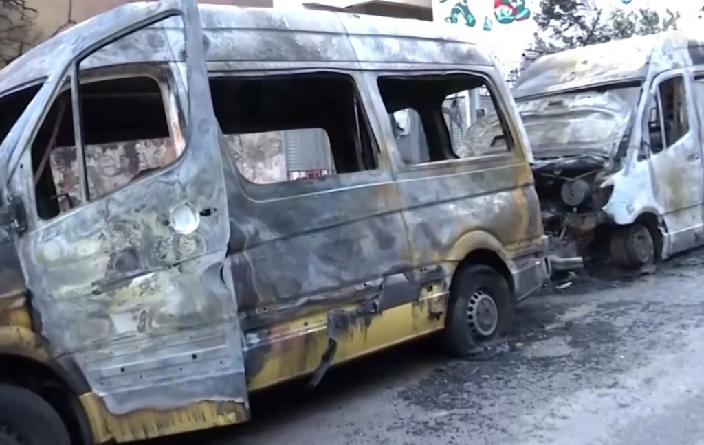 Εμπρηστική επίθεση στου Ζωγράφου – Κάηκαν ολοσχερώς σχολικά λεωφορεία, ΙΧ και μοτοσικλέτες (Video)