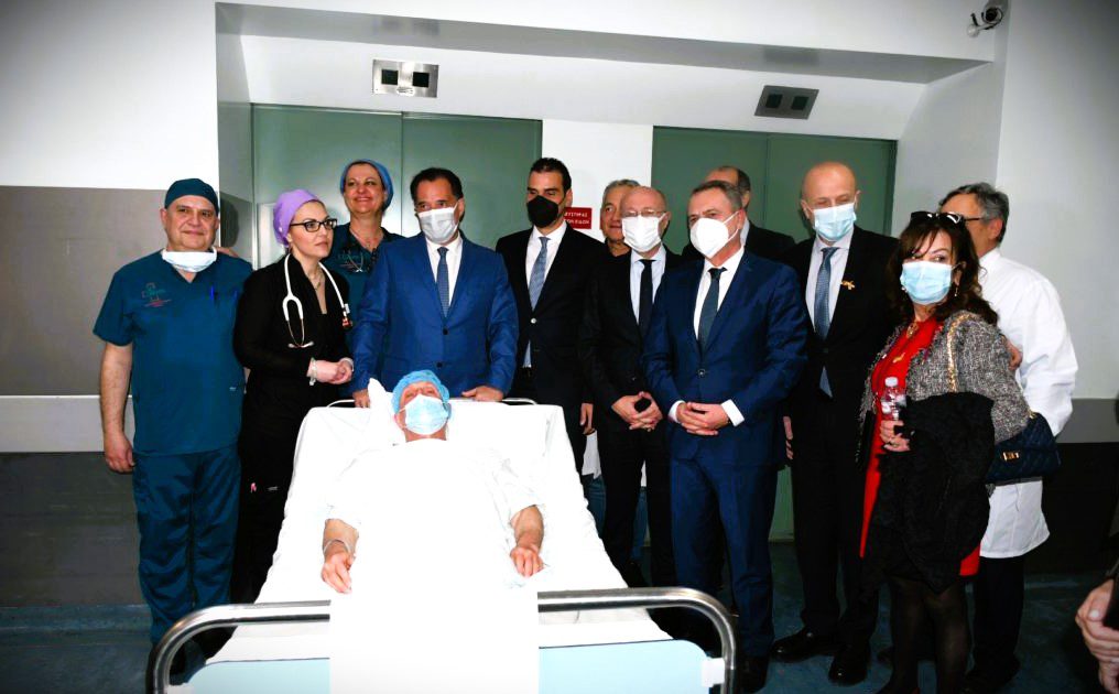 Οργή στο twitter για την πόζα του Άδωνη με εγχειρισμένο ασθενή: «Το καλάθι του χειρουργημένου»