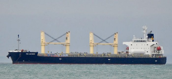 Δύο νεκροί και έξι τραυματίες στο πλοίο που χτύπησαν οι Χούθι στον κόλπο του Άντεν