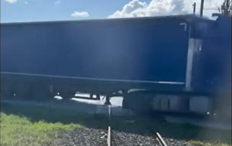 Τρένα: Αποκαλυπτικό βίντεο με φορτηγά να περνάνε από αφύλακτη διάβαση λίγο πριν φτάσει ο συρμός