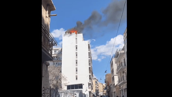 Συναγερμός για φωτιά σε διαμέρισμα στο Μεταξουργείο (Video)