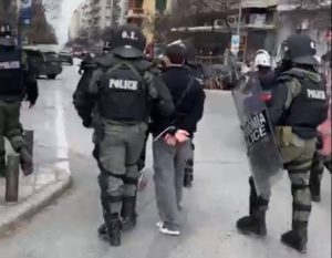 Τα ΜΑΤ συλλαμβάνουν νεαρό επειδή&#8230; περπατάει δίπλα τους (Video)