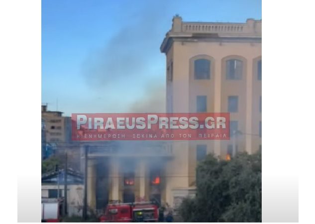 Πυρκαγιά σε κτίριο του Πειραιά – Κλειστή η Λεωφόρος Αθηνών (Video)