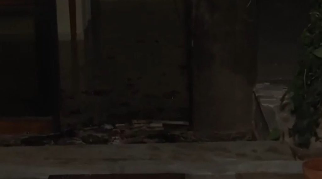 Βύρωνας: Έκρηξη από γκαζάκια σε είσοδο πολυκατοικίας – Προκλήθηκαν ζημιές σε τζαμαρίες