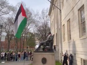 ΗΠΑ: Η παλαιστινιακή σημαία πάνω από το άγαλμα του ιδρυτή του Harvard (Video)
