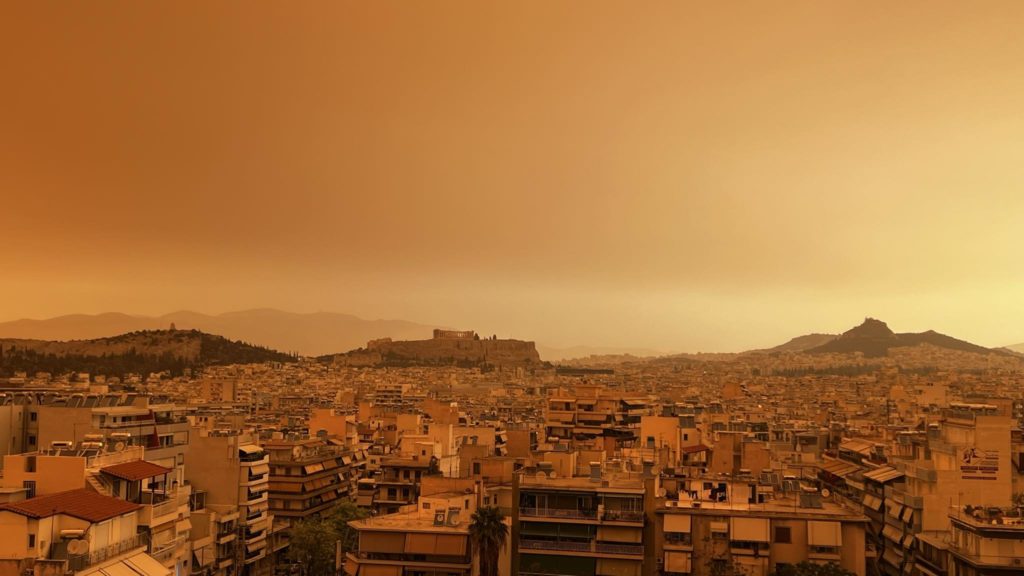 Αφρικανική σκόνη: Εικόνες αποκάλυψης και στην Αθήνα – Η Ακρόπολη σε… πορτοκαλί φόντο (Photos)