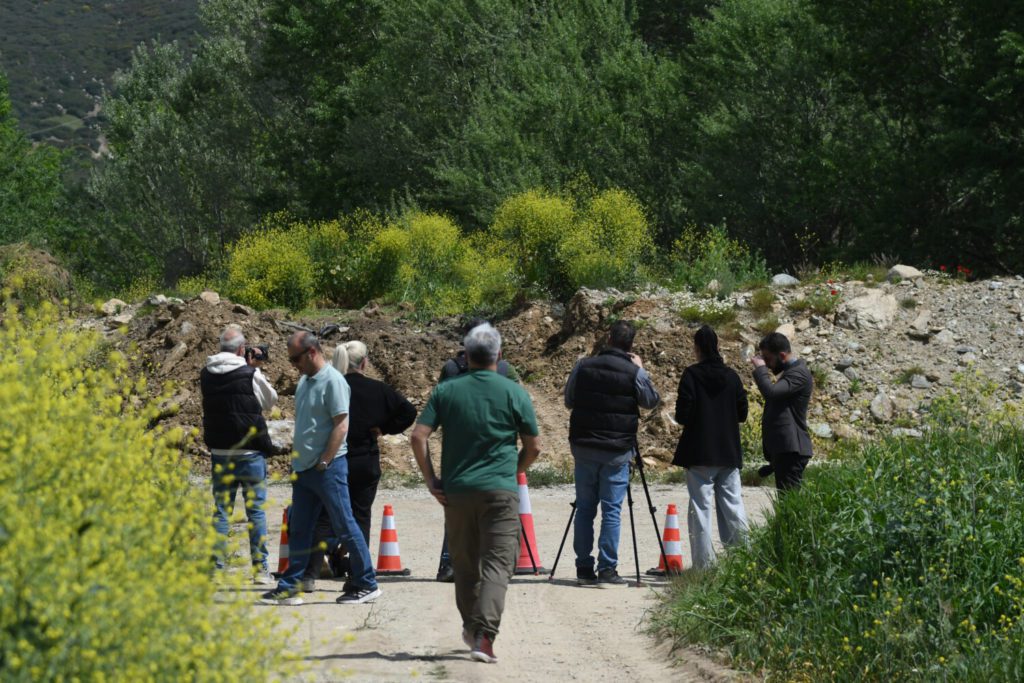 Έγκλημα Τέμπη: Πραγματογνώμονες στο χώρο με το αποσπασμένο χώμα – «Έπρεπε να έχουμε έρθει νωρίτερα εδώ» (Video)