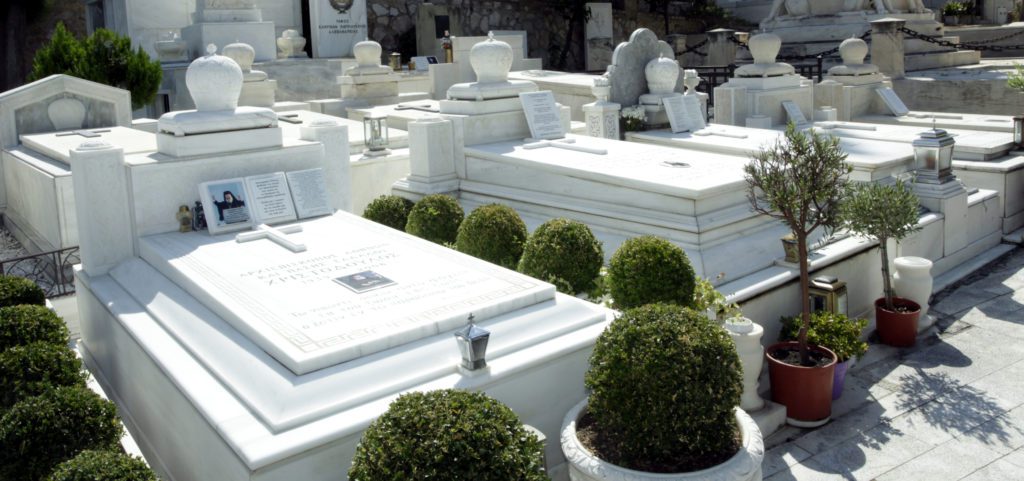 Θεσσαλονίκη: Πρωτοφανές περιστατικό σε κηδεία – Άρπαξε έναν μαρμάρινο σταυρό και χτύπησε τη νύφη του στο κεφάλι