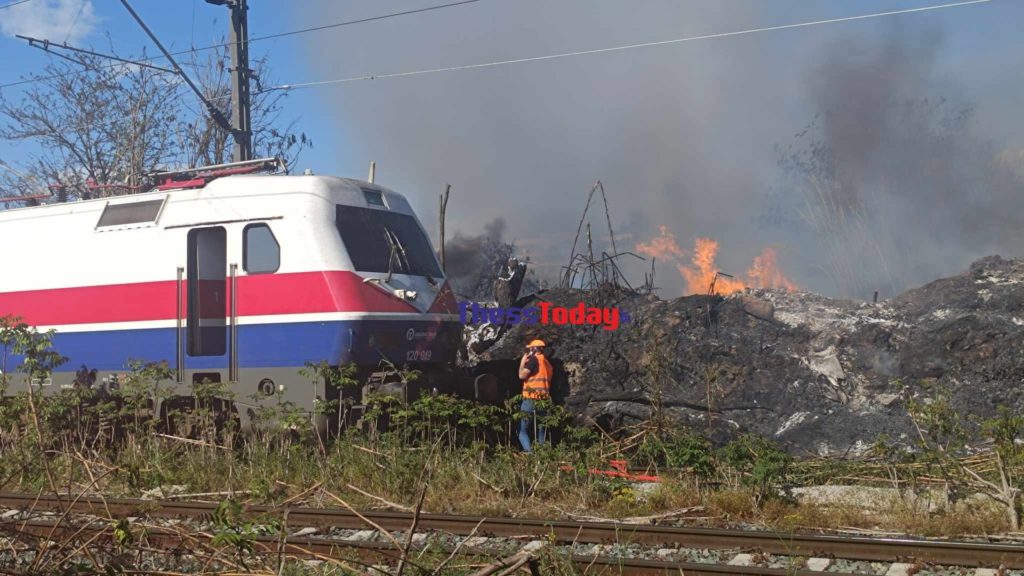 Θεσσαλονίκη: Έπιασε φωτιά δίπλα σε τρένο λόγω ακαθάριστης γραμμής – Ένα χρόνο μετά τα Τέμπη τίποτα δεν έχει αλλάξει (Photos – Video)