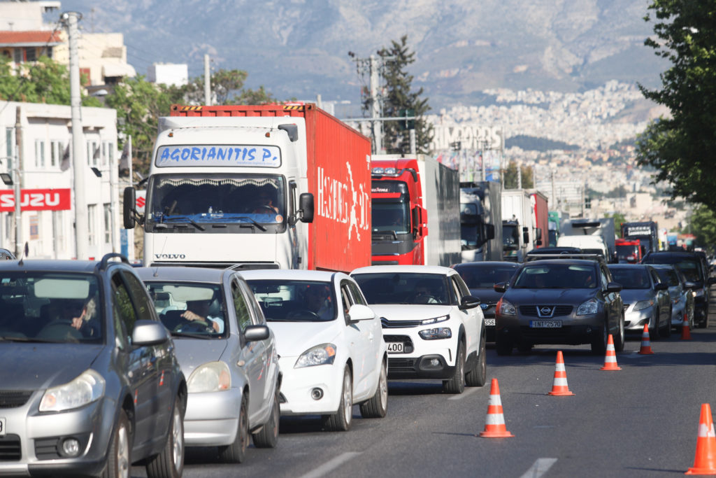 Ανατροπή νταλίκας στη Λεωφόρο Αθηνών στο ύψος του Χαϊδαρίου