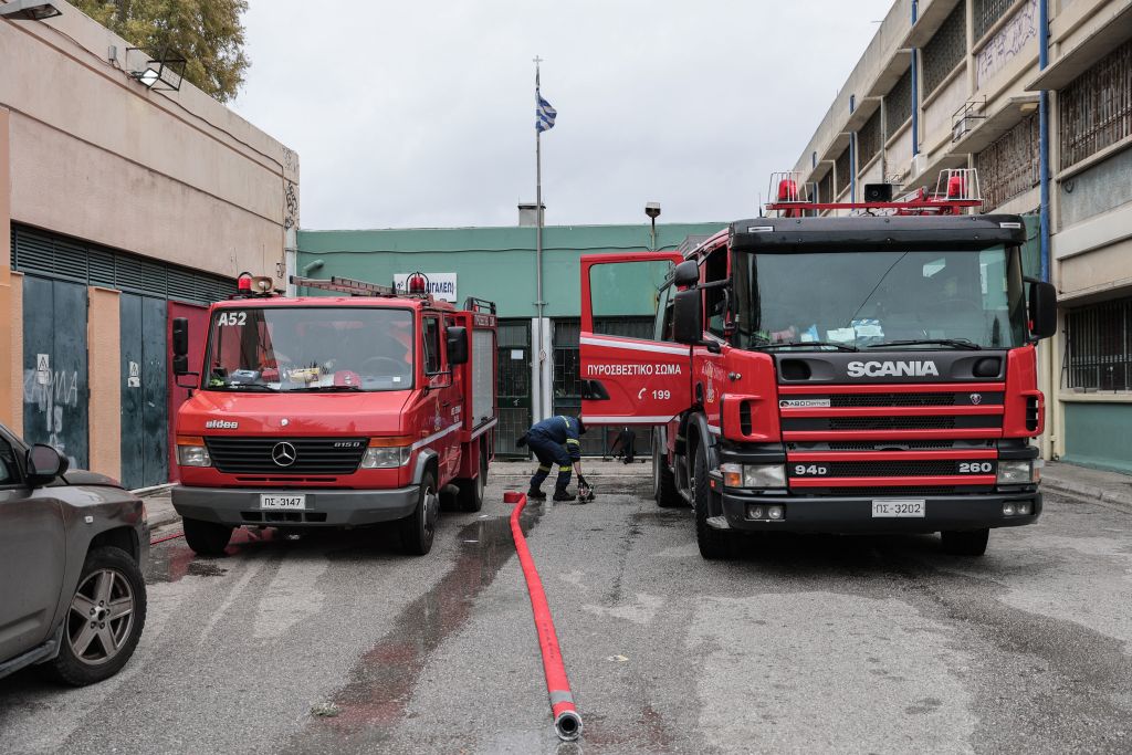 Συναγερμός για φωτιά σε σχολείο στην Άμφισσα – Δέκα άτομα στο νοσοκομείο