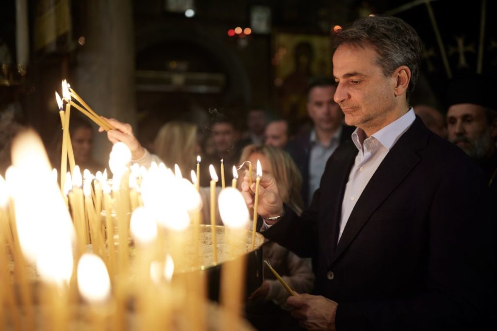 Μαξίμου: «Δεν φοβόμαστε να πάμε εκκλησία» – Συγκρούσεις στη «δεξιά του Κυρίου»