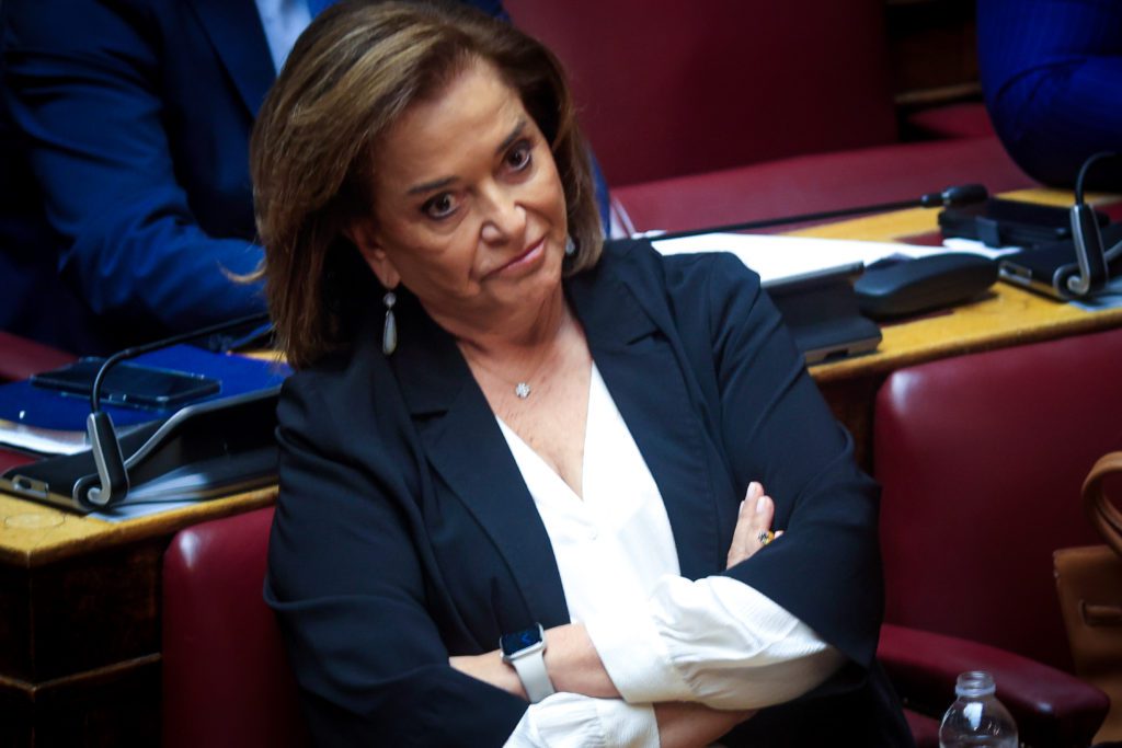 Η Ντόρα Μπακογιάννη άδειασε Μητσοτάκη: «Δεν θα έπρεπε να είχαμε εμπλακεί στον πόλεμο της Ουκρανίας»