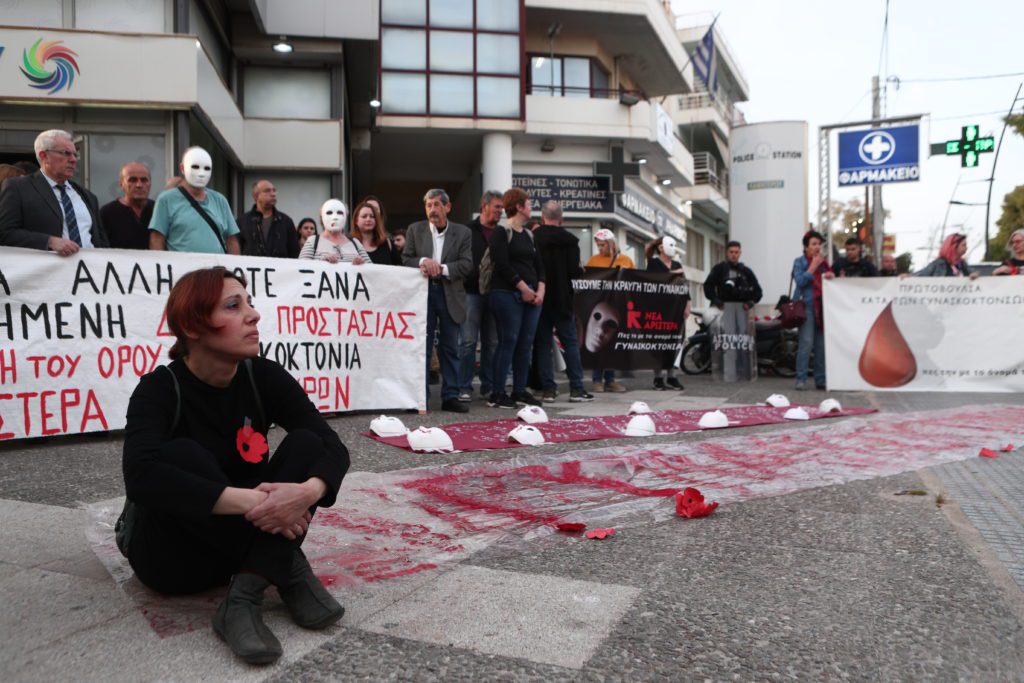 Αγ. Ανάργυροι: «Για να βρίσκεται εκεί ο νόμος του δίνει το δικαίωμα» – Οι ισχυρισμοί της ΕΛΑΣ για τον επίορκο αστυνομικό (Video)