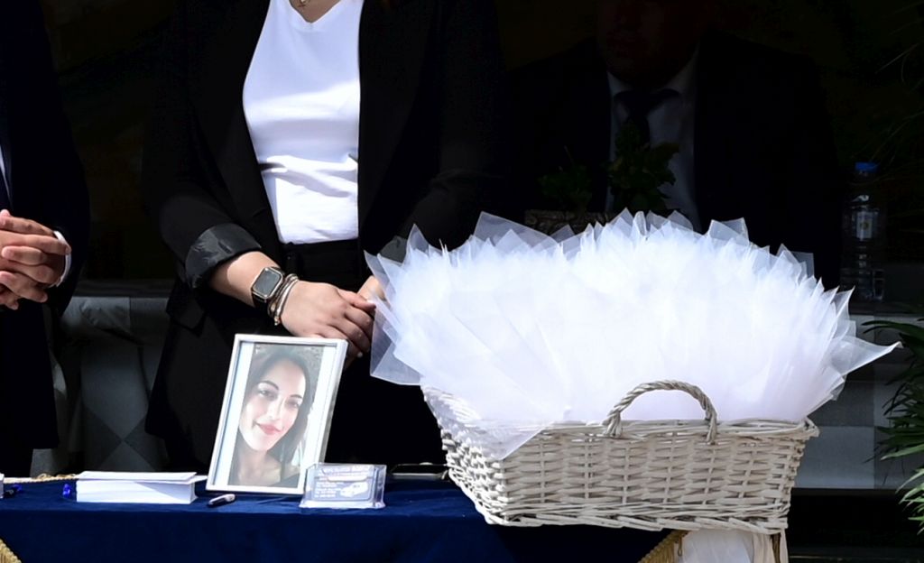 Άγιοι Ανάργυροι: Θρήνος στην κηδεία της 28χρονης Κυριακής που δολοφονήθηκε έξω από αστυνομικό τμήμα