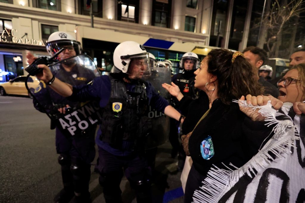 Η αστυνομία επιτέθηκε σε φεμινιστική διαδήλωση και έστειλε φοιτήτρια στο νοσοκομείο (Video)