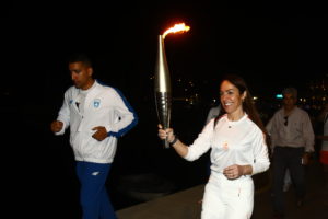 Πολιτικοί κλέβουν την Ολυμπιακή Φλόγα από αθλητές &#8211; Παραιτήθηκε από την επιτροπή λαμπαδηδρομίας η Ειρήνη Αϊνδιλή