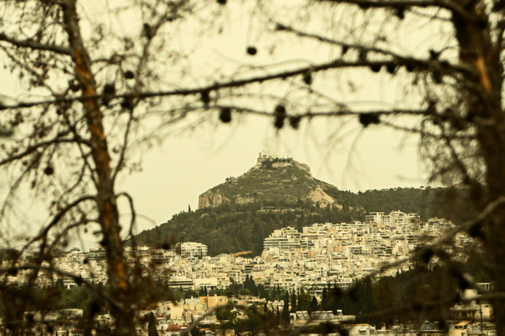 Αφρικανική σκόνη: Πότε θα καθαρίσει η ατμόσφαιρα – Η νεότερη πρόγνωση