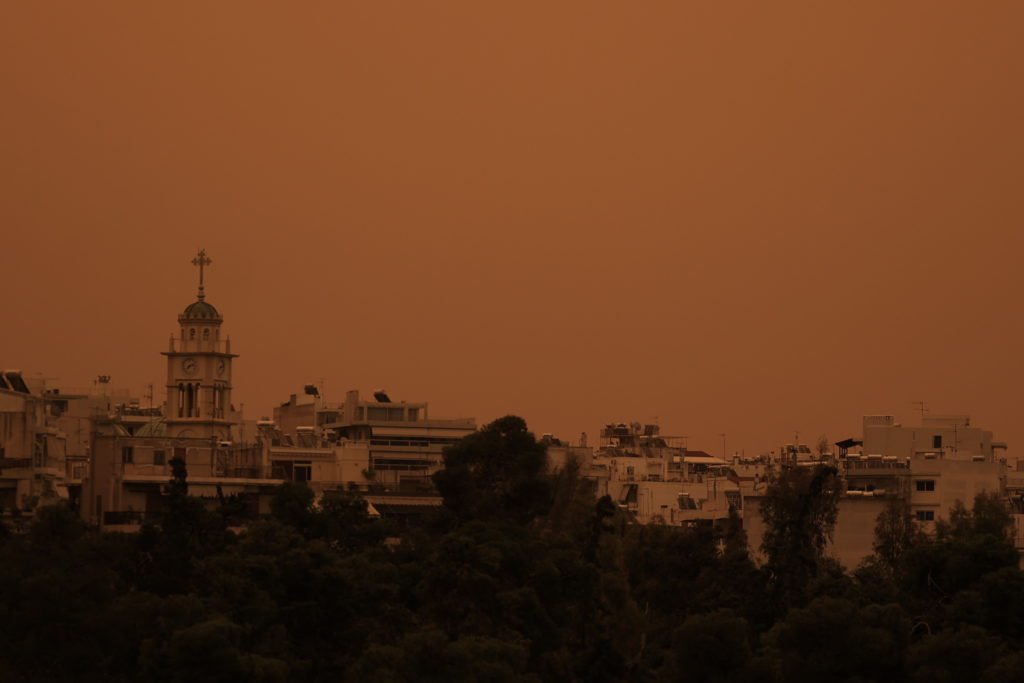Καιρός: Αφρικανική σκόνη, λασποβροχές και υψηλές θερμοκρασίες την Κυριακή
