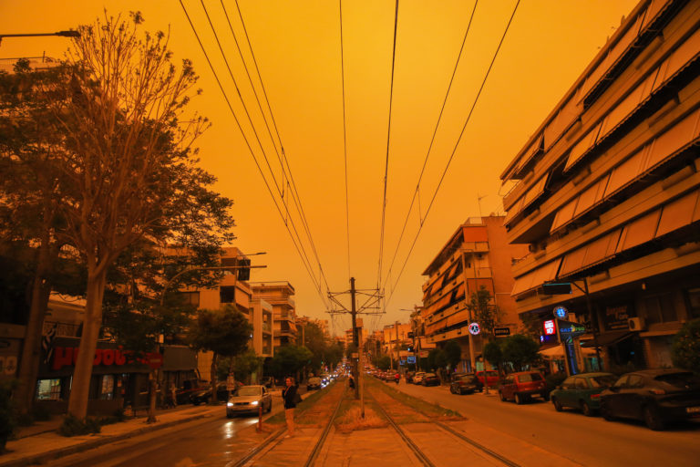 Αφρικανική σκόνη: Τον γύρο του κόσμου έκαναν οι εικόνες από την Αθήνα – Τι έγραψαν τα διεθνή ΜΜΕ