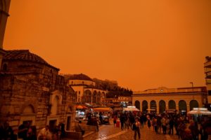 Καιρός: Παραμένει η αφρικανική σκόνη &#8211; Αποπνικτική η ατμόσφαιρα και σήμερα, πότε θα καθαρίσει ο ουρανός (LIVE)