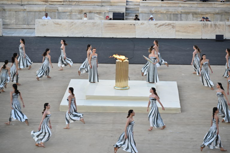 Λαμπηδοδρομία 2024: Η Αθήνα παρέδωσε την Ολυμπιακή Φλόγα στο Παρίσι (Photos)