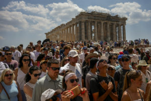 Τουρισμός: 30 εκατομμύρια οι τουρίστες το 2023 στην Ελλάδα, σύμφωνα με την ΤτΕ &#8211; Στα 20,6 δισ. τα έσοδα
