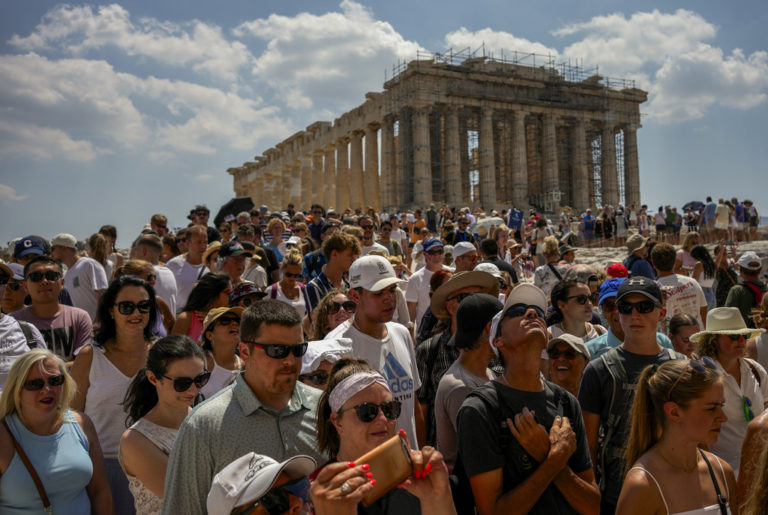 Τουρισμός: 30 εκατομμύρια οι τουρίστες το 2023 στην Ελλάδα, σύμφωνα με την ΤτΕ – Στα 20,6 δισ. τα έσοδα