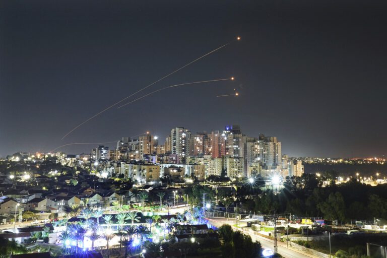 Ξεκίνησε η επίθεση του Ιράν – Δεκάδες drones προς το Ισραήλ