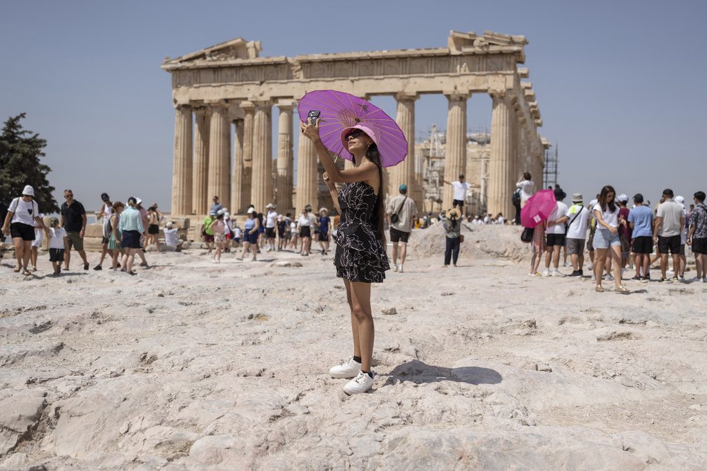 Ακρόπολη για προνομιούχους: Οργή για τις ξεναγήσεις των 5.000, γράφει ο Guardian